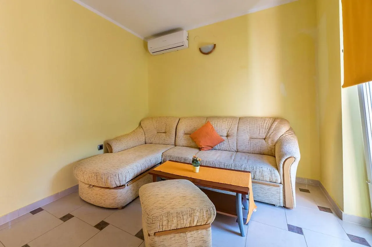Apartment 350 Meter Zum Strand Mit Wifi, Klima Baska  Croatia