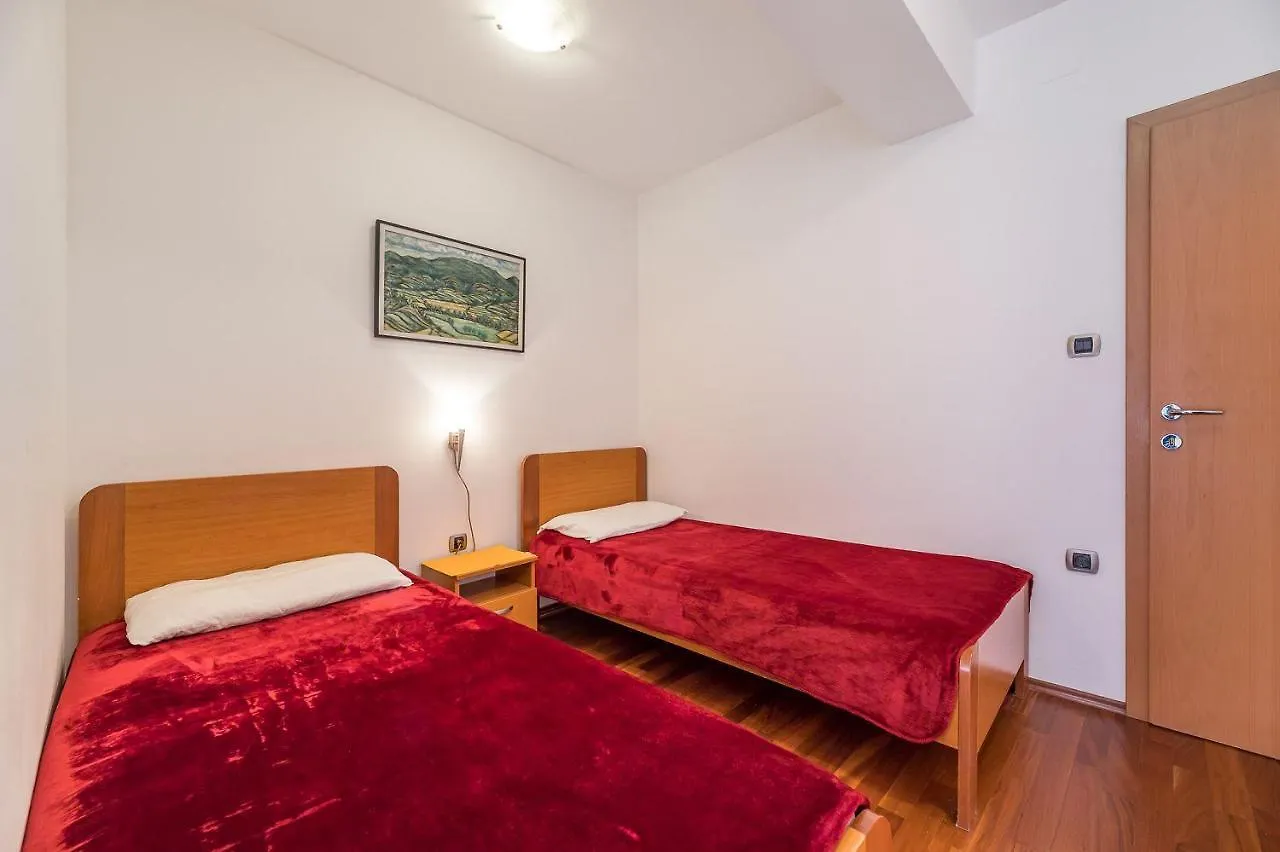 Apartment 350 Meter Zum Strand Mit Wifi, Klima Baska  Croatia